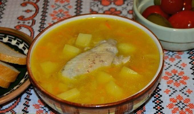 Soupe aux pois en bouillon dans une mijoteuse