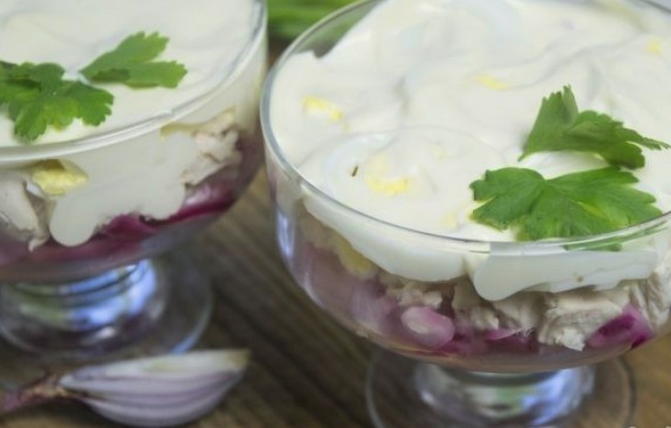 Salade de poulet, fromage, oeuf et oignons marinés