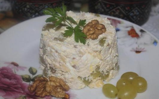 Salade de poulet, fromage, oeuf et raisins