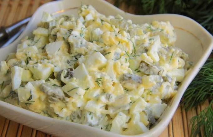 Salade de poulet, fromage, oeuf et concombre mariné