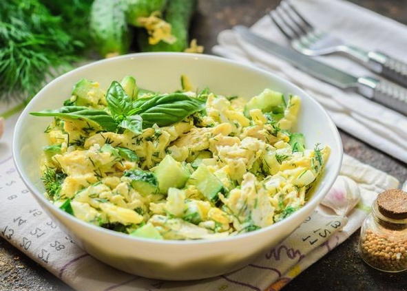 Salade de poulet, fromage, œufs et concombre