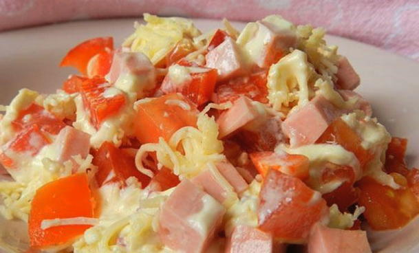 Chicken, cheese, tomato and ham salad