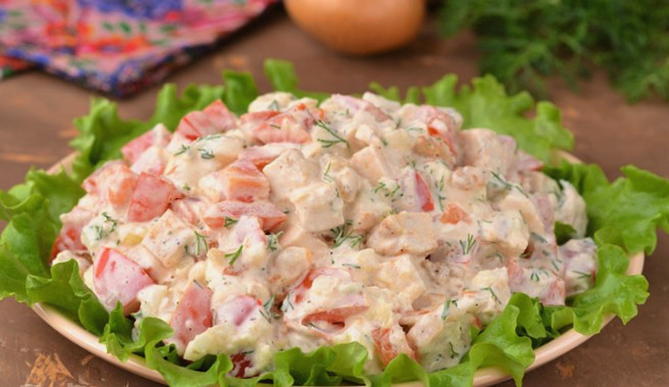 Salade de poulet, fromage, tomates et poivron