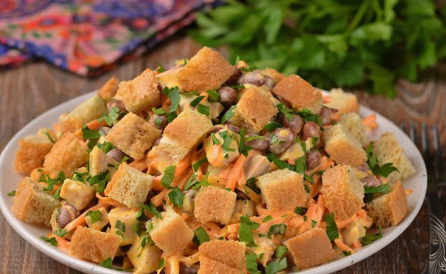 Salade de poulet aux carottes, haricots et croûtons coréens