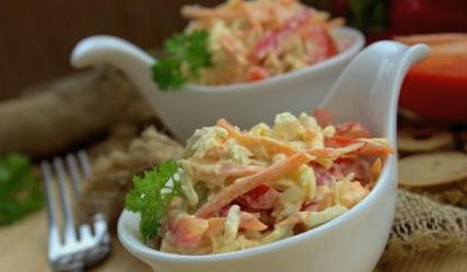 Salade de poulet aux carottes, poivrons et oignons coréens