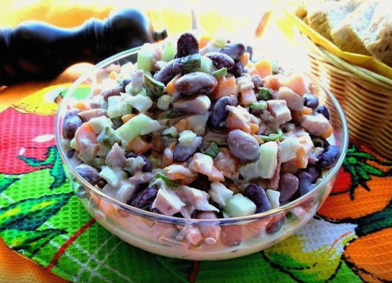 Salad with chicken, cucumber, beans and tomatoes