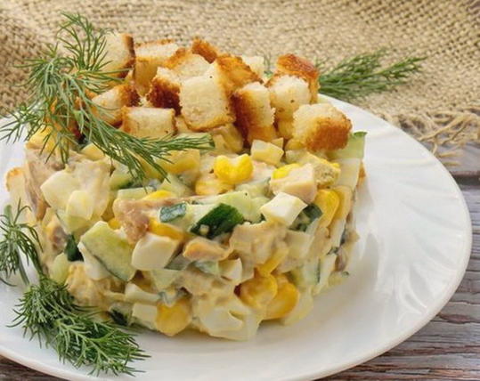 Salade de poulet fumé au maïs et croûtons