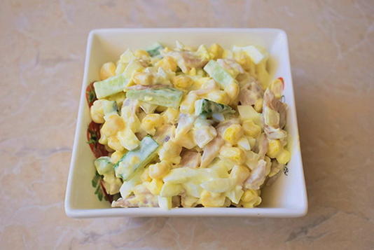 Salade de poulet fumé, maïs, concombre et œufs