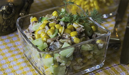 Salade de poulet fumé, maïs, concombre et fromage