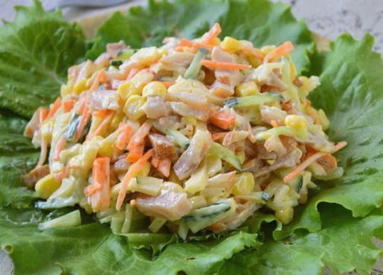 Salade de poulet fumé, maïs, concombre et carotte