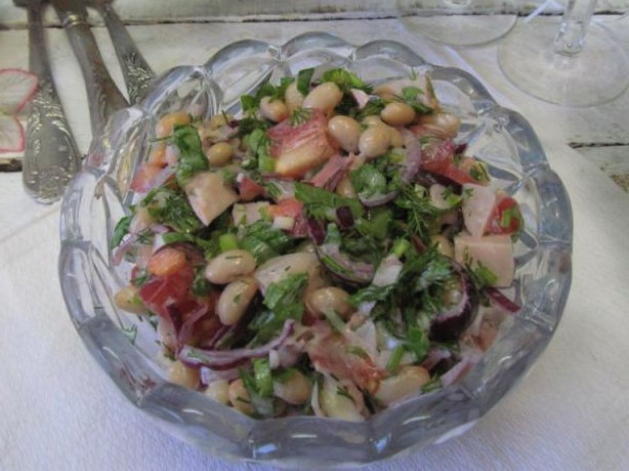 Salade de poulet fumé aux haricots et tomates