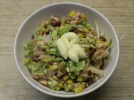 Salade de poulet fumé avec maïs, haricots et croûtons