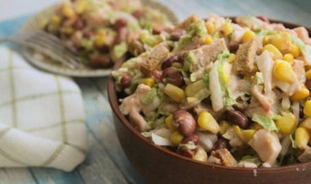 Salade de poulet fumé, maïs et haricots