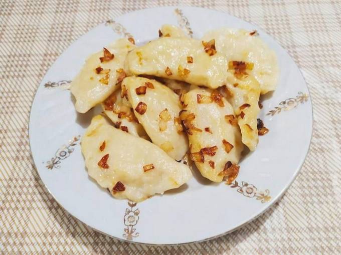 Dumplings with potatoes, fried onions and bacon