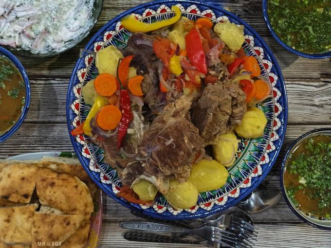 Shurpa d'agneau au feu dans un chaudron classique