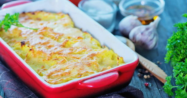 Casserole de pommes de terre avec viande hachée et courgettes au four