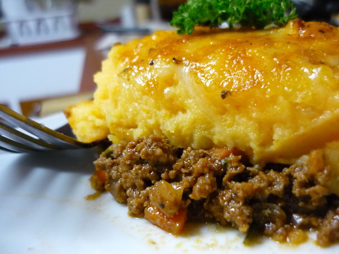 Casserole de viande hachée et purée de pommes de terre dans une mijoteuse