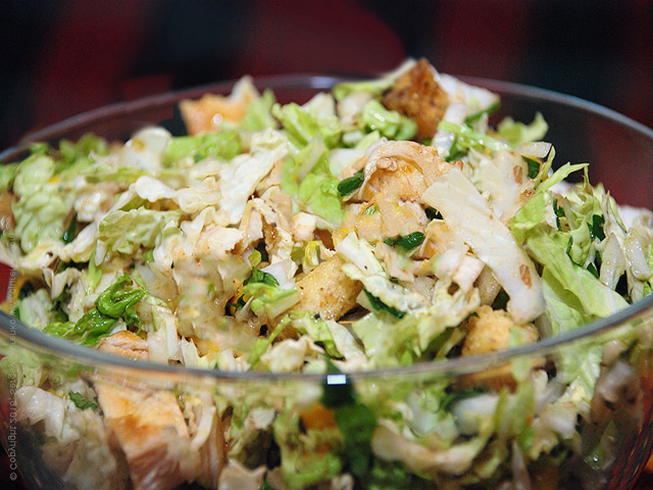 Salade de poulet fumé, chou chinois et fromage