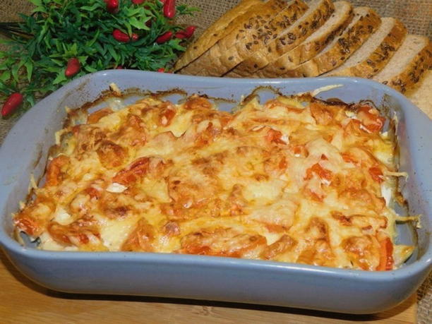 Casserole de pommes de terre au poulet, fromage et tomates au four