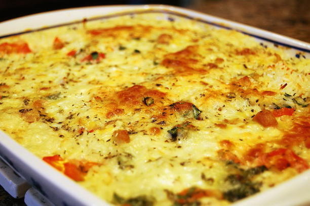 Casserole de pommes de terre au poulet et tomates au four