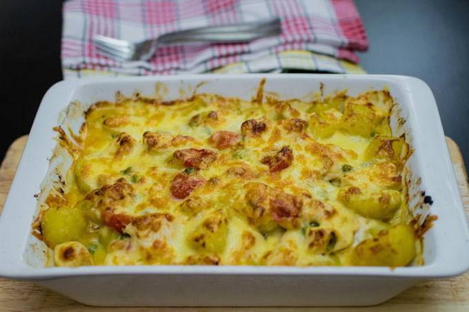 Oven potato, chicken and tomato casserole