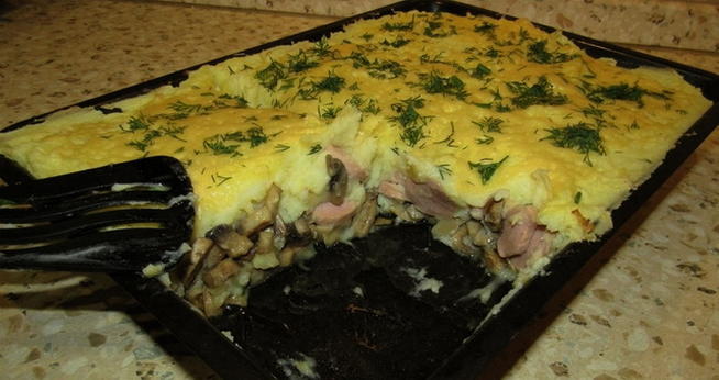 Casserole de pommes de terre, viande hachée, champignons, tomates et fromage au four