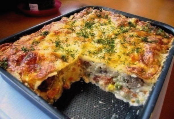 Casserole de pommes de terre avec viande hachée, champignons, tomates et fromage au four