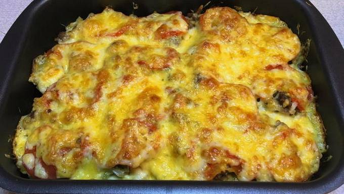 Casserole de pommes de terre avec viande hachée, tomates et fromage au four