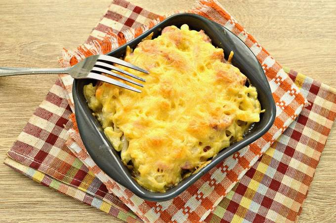 Casserole de pâtes aux saucisses, oeuf et fromage au four