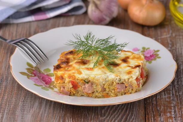 Casserole au jambon, riz et tomates