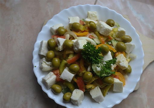 Salade grecque au fromage feta classique