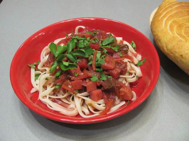 Lagman de boeuf avec pommes de terre et nouilles