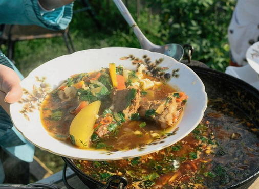 Lagman de boeuf sur un feu dans un chaudron