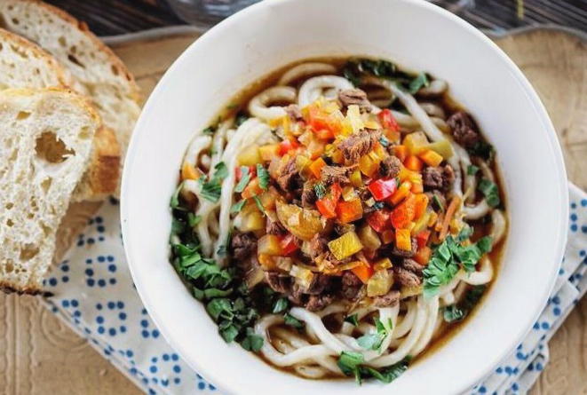 Lagman de boeuf classique avec nouilles achetées