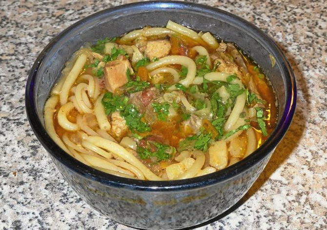 Lagman avec poulet, légumes et pommes de terre