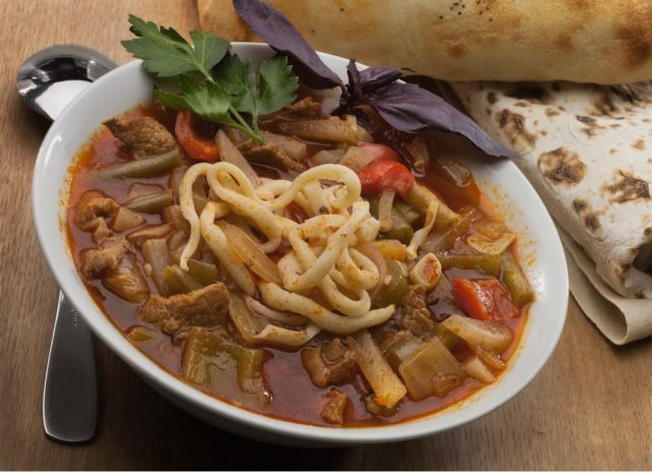 Lagman de boeuf avec des nouilles dans une mijoteuse