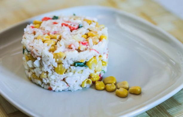 Salade avec bâtonnets de crabe, maïs, riz et mayonnaise