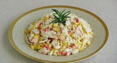 Salade de crabe au maïs, oeuf, riz et mayonnaise