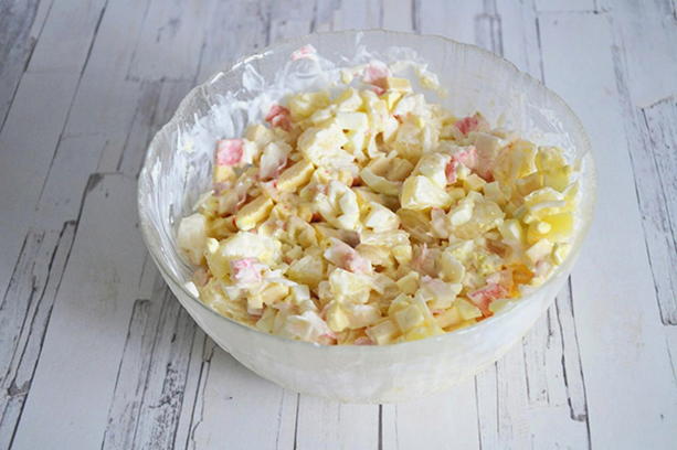 Salade de crabe au maïs, oeufs et ananas