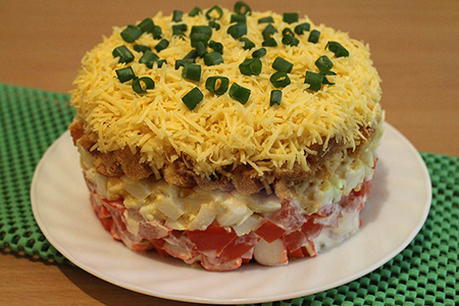 Salade de crabe au maïs, tomates et croûtons