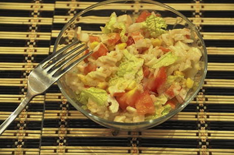 Salade de bâtonnets de crabe, maïs, riz et tomates