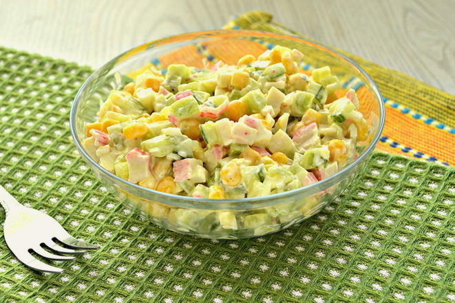 Salade de bâtonnets de crabe, maïs, concombre et croûtons