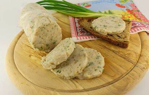 Saindoux, tordu dans un hachoir à viande avec de l'ail et des herbes