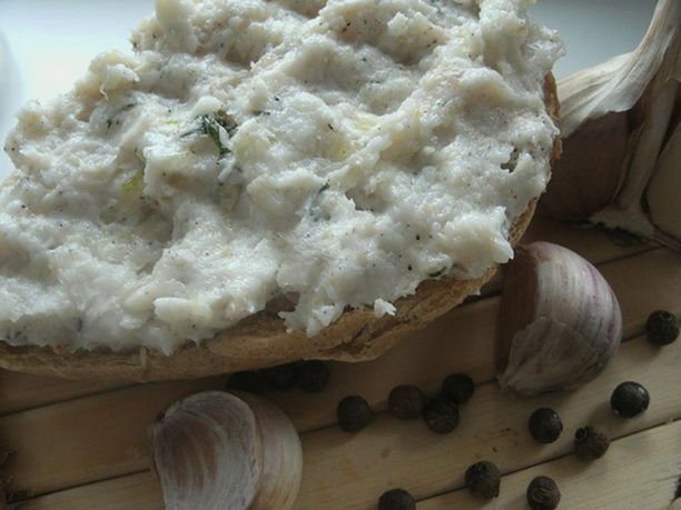 Apéritif de saindoux à l'ail à travers un hachoir à viande