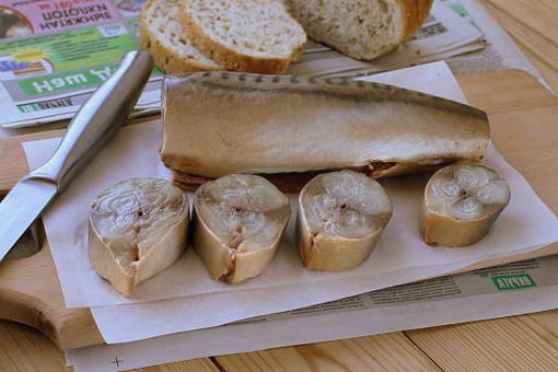 Salted mackerel in onion peel with tea