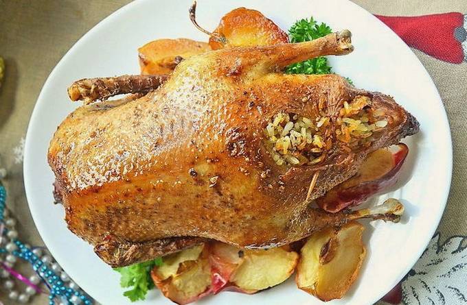 Goose stuffed with rice in the oven