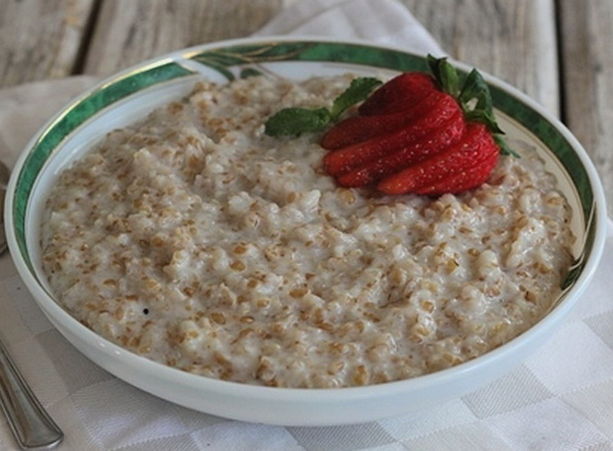 Bouillie de blé avec du lait et du sucre