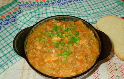 Bouillie de blé avec du poulet dans une mijoteuse