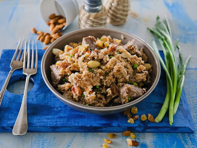 Bouillie de blé avec de la viande dans une mijoteuse