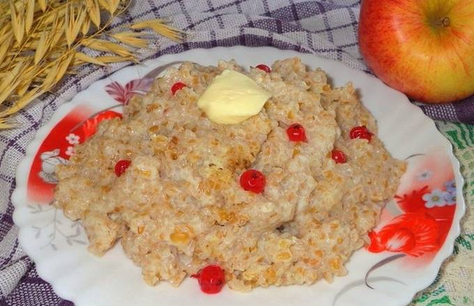 Bouillie de blé avec du lait dans une mijoteuse